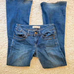 Lågmidjade utsvängda jeans - Snygga blå jeans från A Wear köpa på arkivet! De passar xs-s, sitter tajt på mig som bär S eller m i byxor. 😍