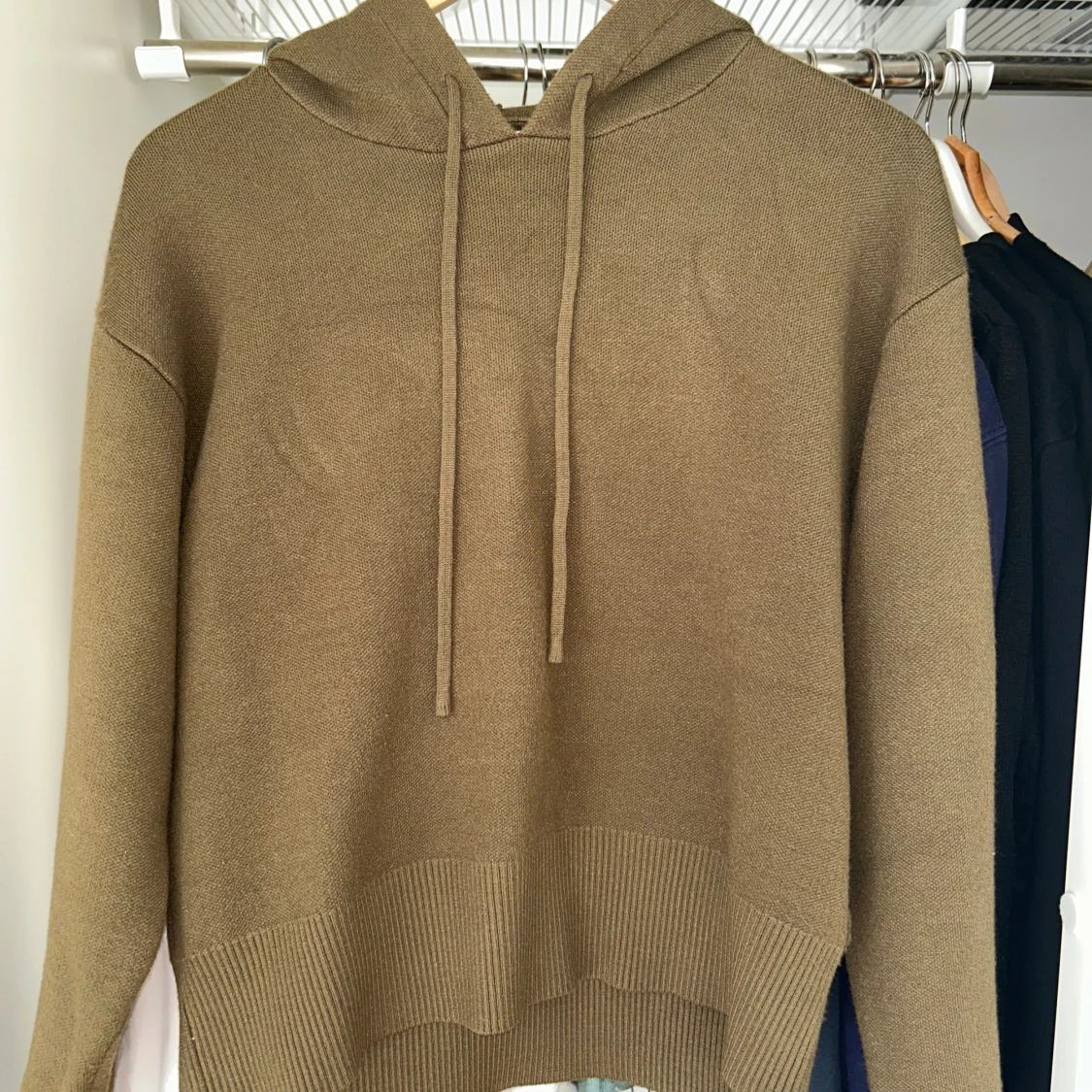 Olivgrön stickad hoodie med huva - 2