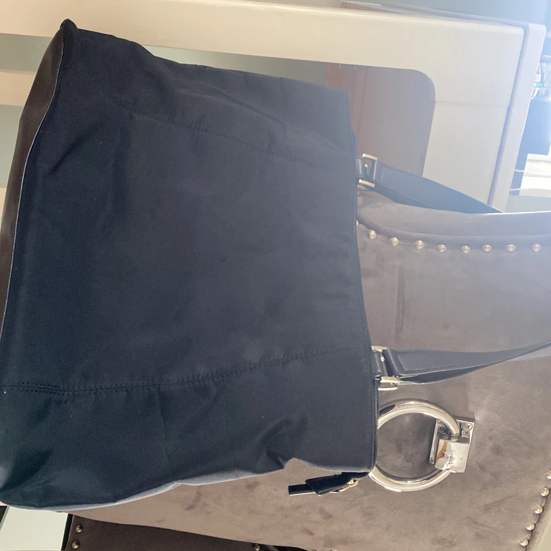 Svart axelväska med metallring