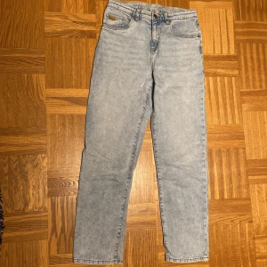 Ljusblå raka jeans - LAB Industries - Ljusblå jeans från LAB Industries med klassisk design och raka ben. Jeansen  är tillverkade i denim med snygg tvättad stil. Inga tecken på slitning!