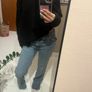 Blå jeans med raka ben från 157 - Helt oanvända så finns inga tecken på användning då jag bara har provat dom hemma. Snygga fickor. Fråga gärna om mer bilder och mått!