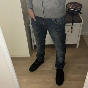 Selvege Nudie Jeans - Extremt snygga Nudie Jeans. Dom har inga defekter. Går inte att köpa längre därav priset .