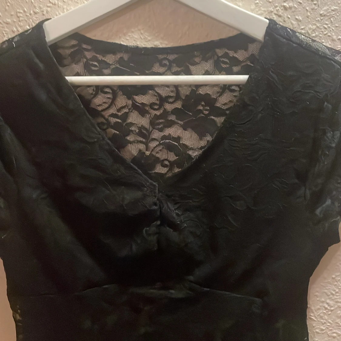 Svart spetsblus med v-ringning - 1