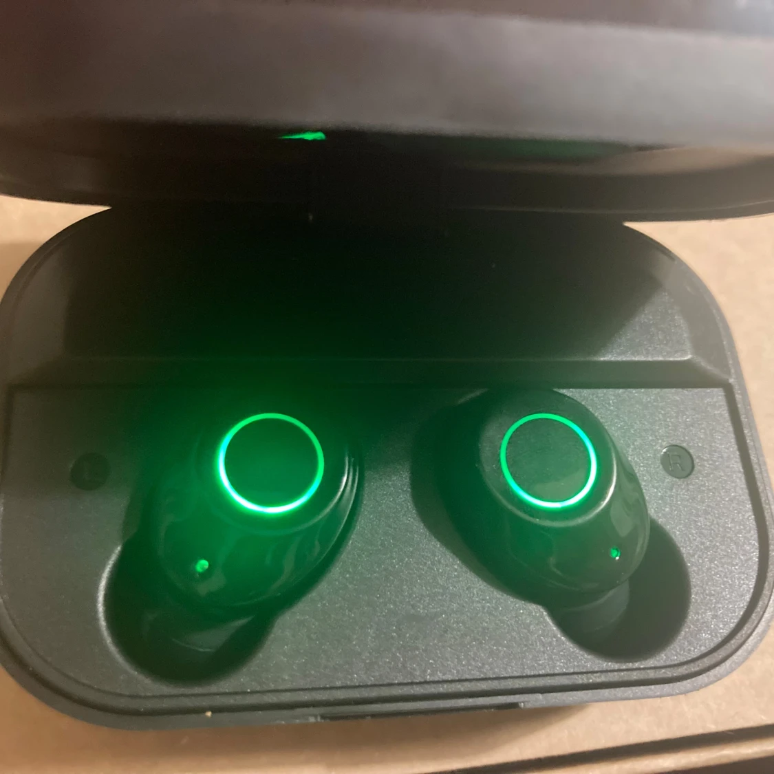 Trådlösa hörlurar med LED-display och laddningsetui - 4