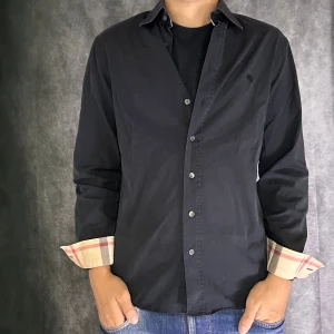 Burberry skjorta - Mycket fint skick | Size M passar S  | fraktar spårbart inom 24 timmar |  för att köpa klicka ” köp nu” | vid frågor skriv ett meddelande |