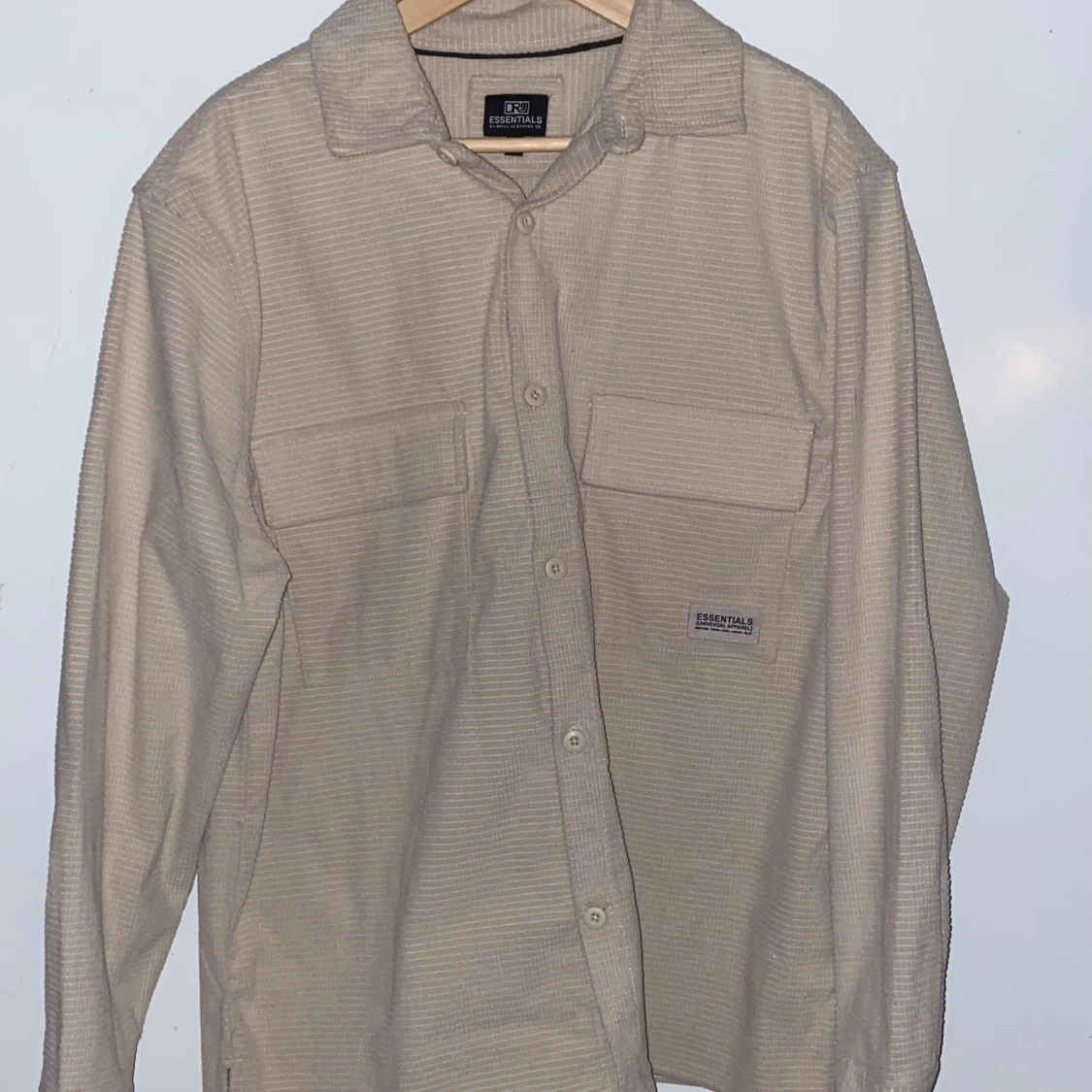 Beige overshirt från Essentials 