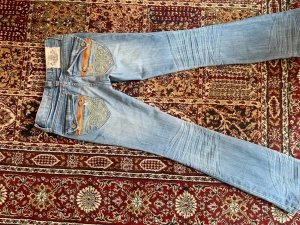Jeans med coola detaljer  - OBS!!!: gylfen funkar it.                              säljer dessa ASS balla jeans som jag köpte på plick. Dessvärre för små för mig,och hoppas nu att någon annan kan få använd av dom💗 storleken är 34 men skulle säga att det är w25,jag är storlek W26 och dom är lite för små för mig
