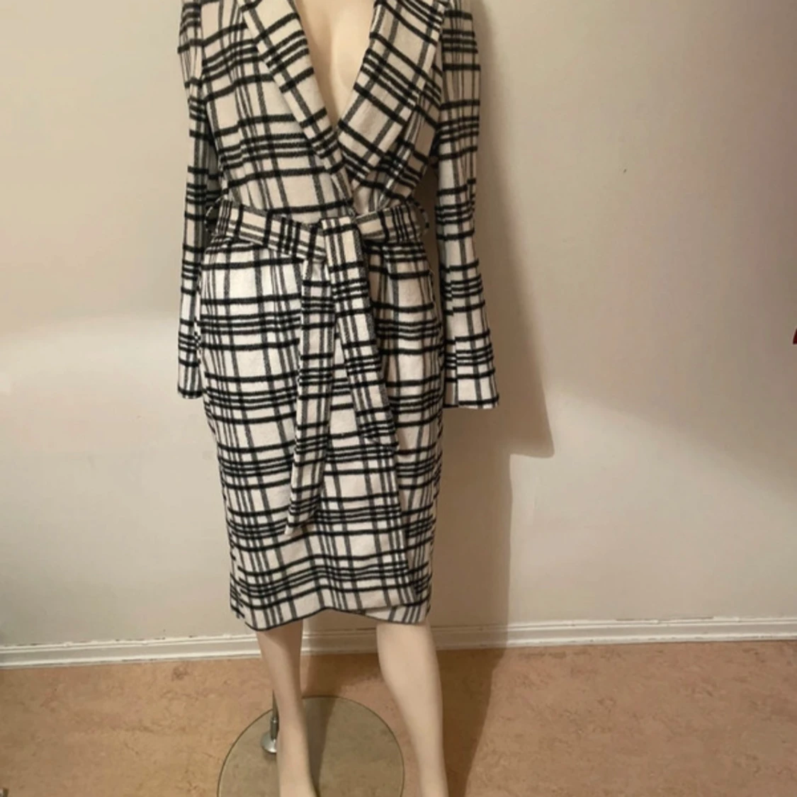 Rutig kappa med bälte i svartvitt