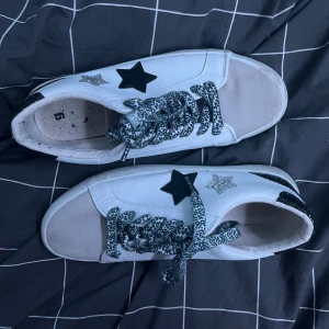 Sneekers med paljetter  - Ett par goldengoose liknande skor från Gina Young som nästan aldrig varit andvända. De är tyvärr försmå för mig så har därför aldrig varit andvända men de är i storlek 38 😋