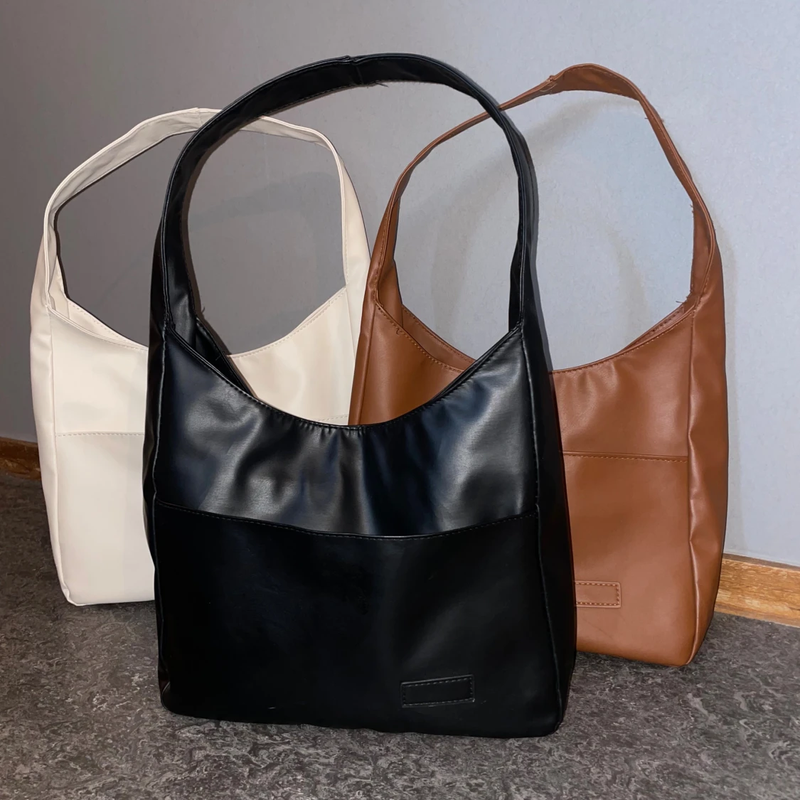 Stilren axelväska i skinnimitation