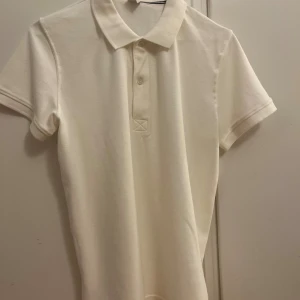 Vit pikétröja från Lindex - Stilig vit pikétröja från Lindex kids i storlek 158/164. 