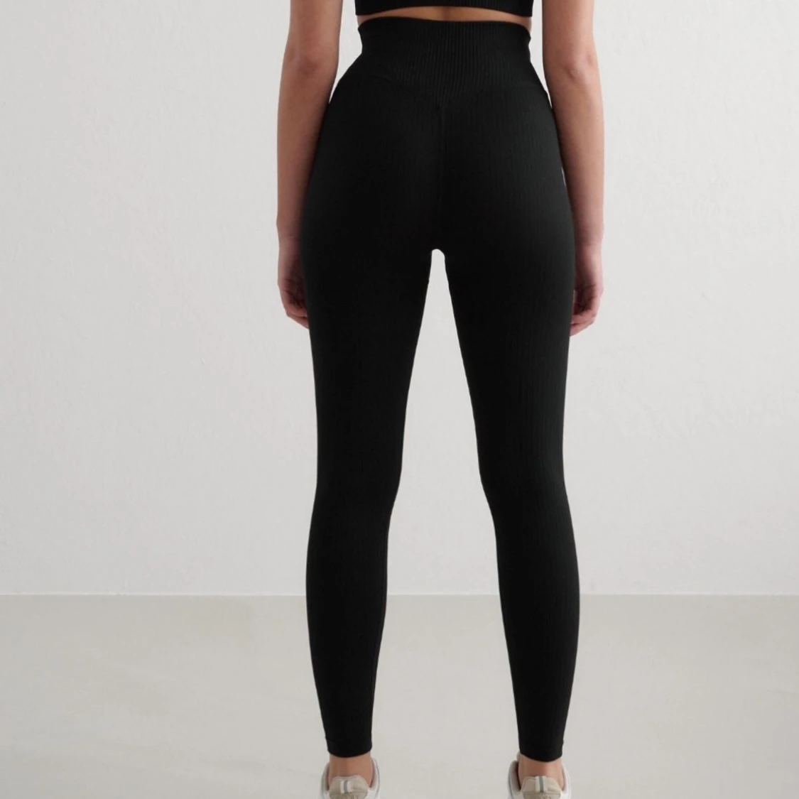 Svarta ribbade leggings med hög midja - 1