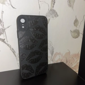 iPhone XR skal - Snygg iPhone XR svart skal och läppmotiv. Perfekt för dig som vill ha en unik och stilren mobil. Skalet ger extra skydd och personlighet.