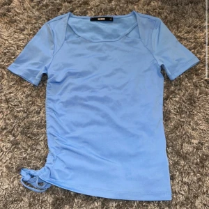 Ljusblå topp med knyt från BikBok - Supersöt ljusblå topp från BikBok i stretchigt material. 