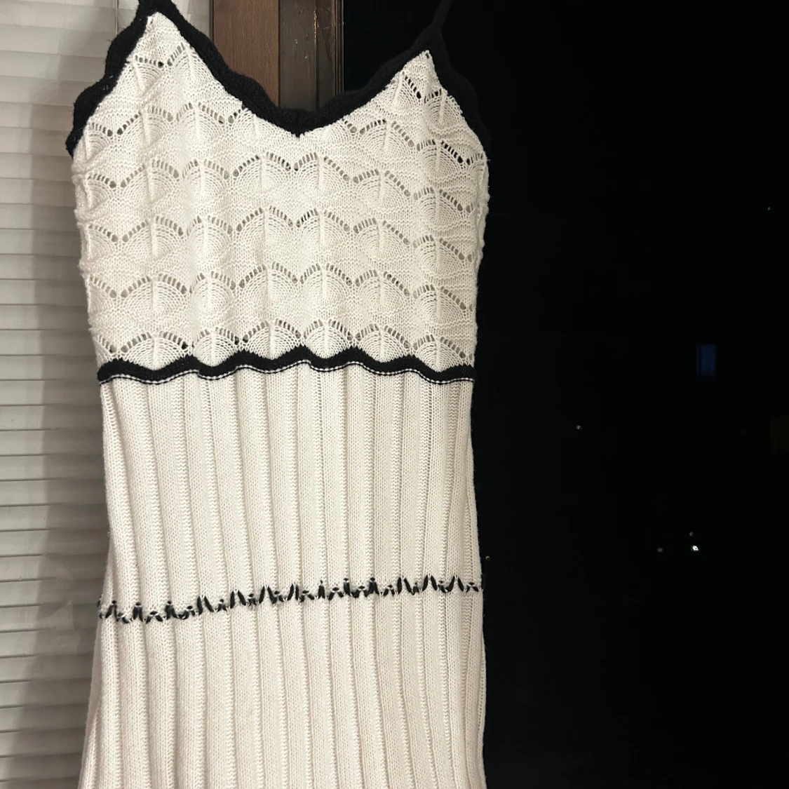 Vit stickad kortklänning med svarta detaljer - 1