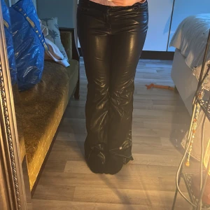 Skinnbyxor - Sköna skinnbyxor från pull&bear med vissa slitningar men det är inget som syns när man anvönder de. 