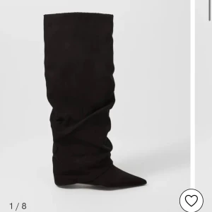 Svarta stövlar - Intressekoll på dessa stövlarna från Nelly, endast använda en gång✨