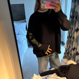Cloeys tröja  - Så fin och eftertraktad Cloeys tröja, lite nopprig men kan fixas med en kamm💚🖤💚🖤