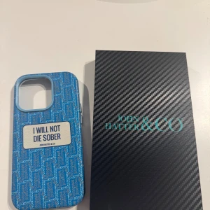 John Hatter & Co iPhone Case 'I Will Not Die Sober' - Snyggt blått iPhone-skal från John Hatter & Co med texten 'I Will Not Die Sober'. Skalet levereras i originalförpackning och är designat i Sverige. Passar utmärkt för dig som vill göra ett statement. Skalet ser ut att vara i mycket gott skick utan synligt slitage. För mobil iPhone 14 Pro