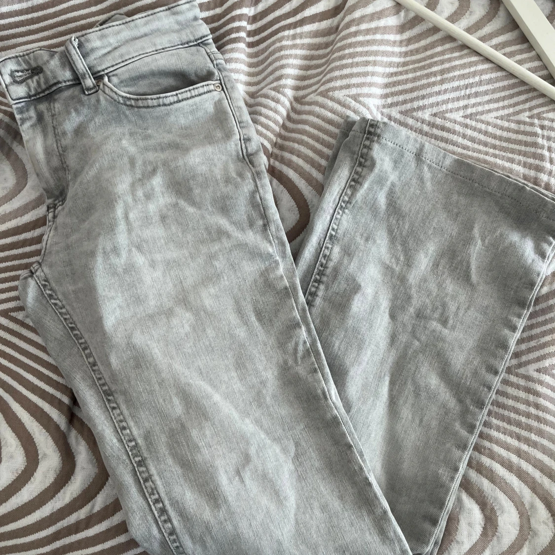 Grå jeans från ONLY, flared ben - 1