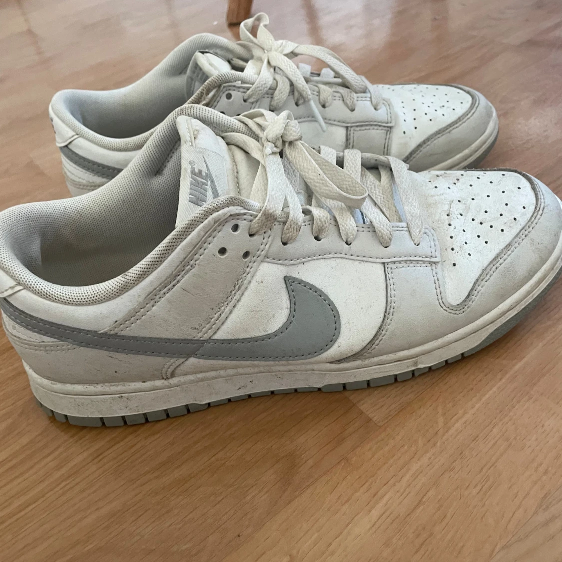 Nike Dunk Low vita och grå sneakers - 1