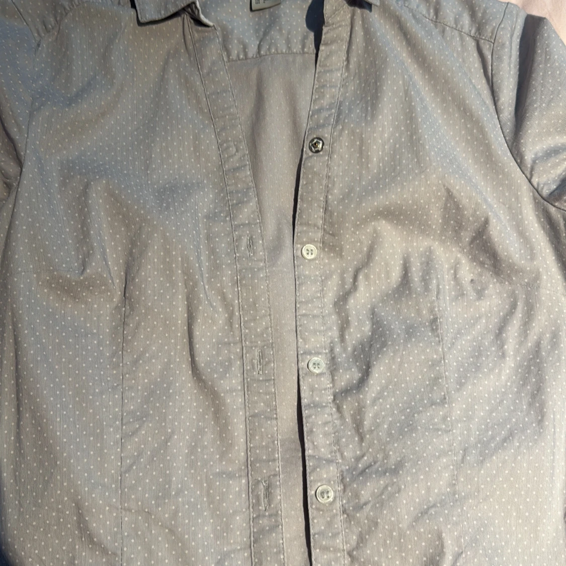 Gråprickig figurskydd skjorta från H&M, strl 36 - 2