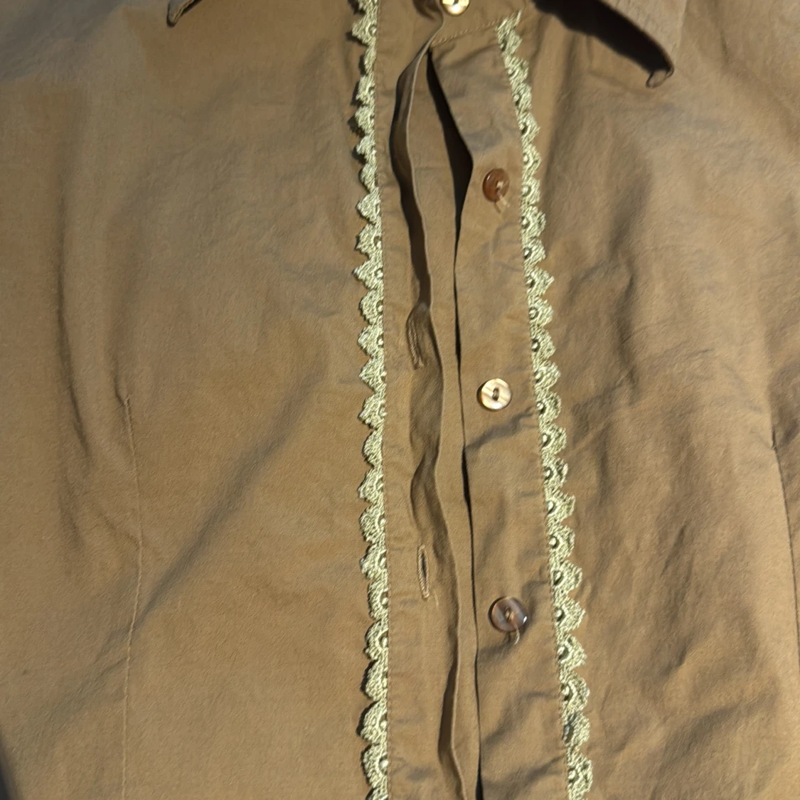 Olivgrön figurskydd skjorta med spets från Newsensation - 2