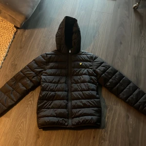 Lyle scott jacka  - Riktigt fet. Passar dig som är runt 170 