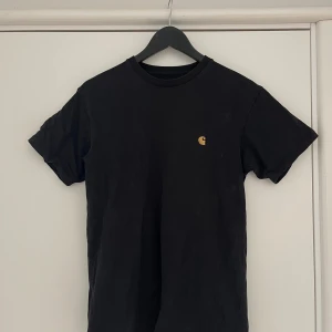 Svart Carhartt t-shirt XS - Svart t-shirt från Carhartt i storlek XS | Tillverkad i 100% mjuk bomull | Passar perfekt för dig som är 170-180 cm |