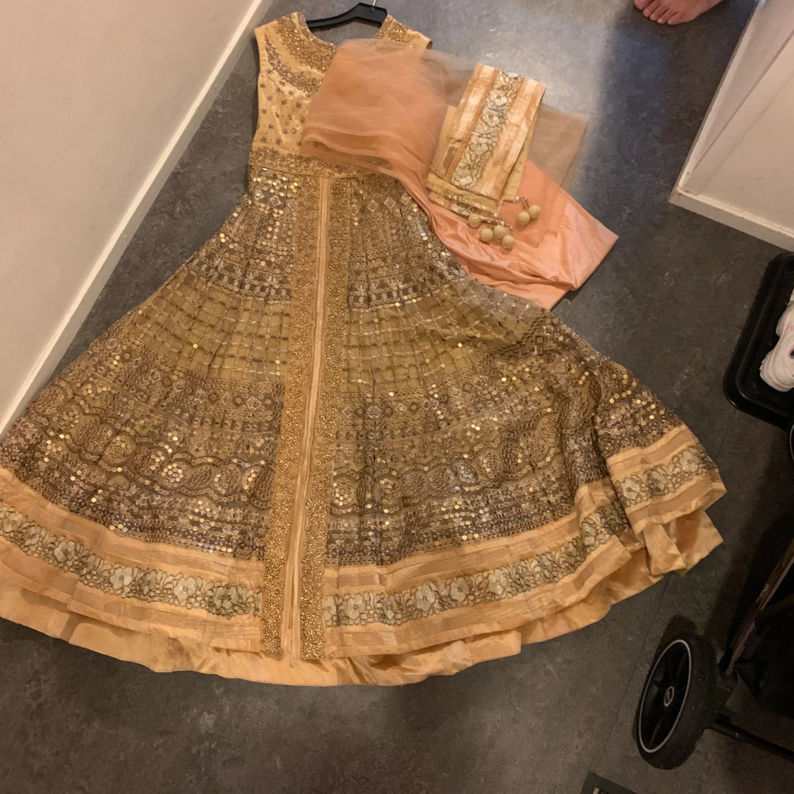 Glittrig långklänning i champagne