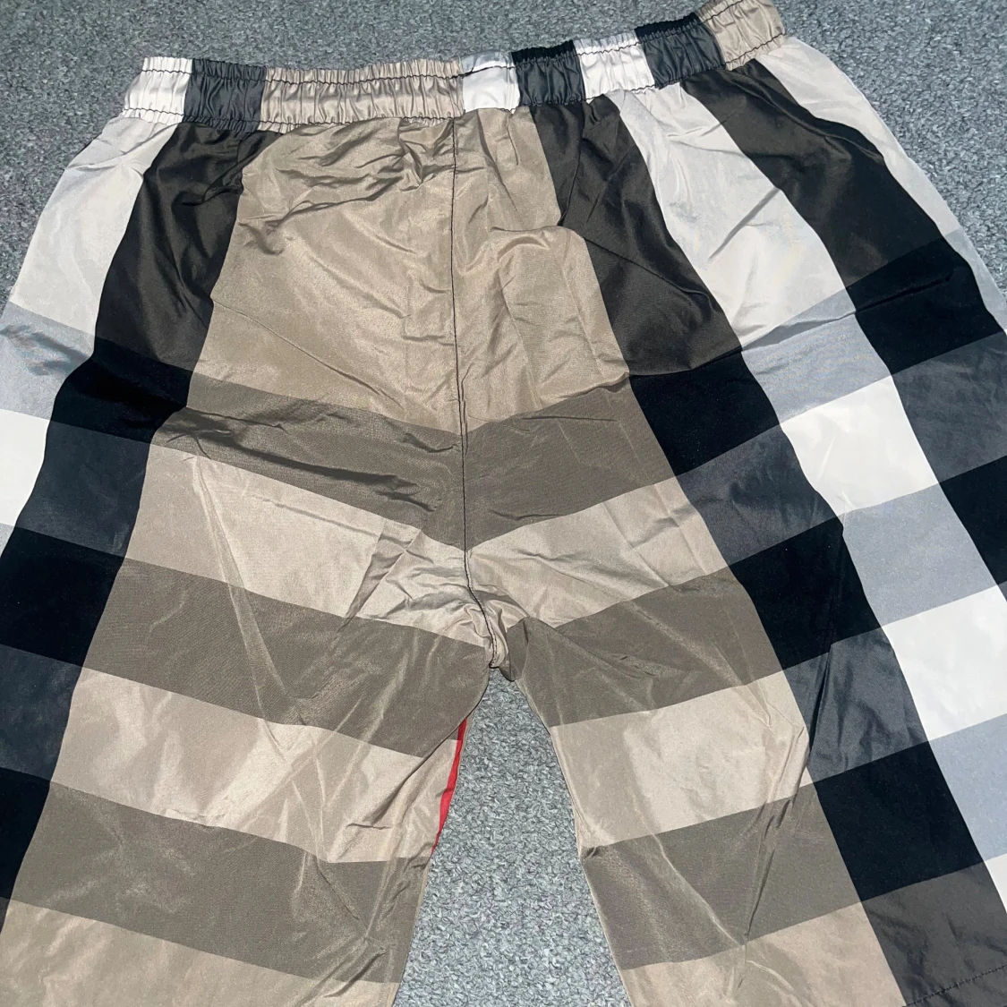 Rutigta shorts med snörning - 2