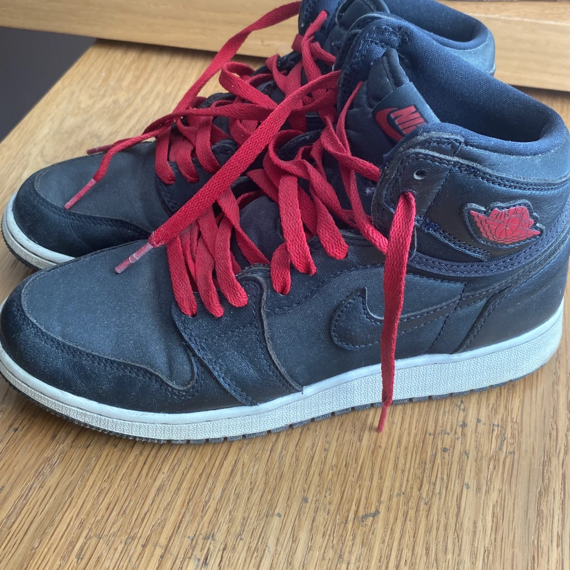Nike Air Jordan 1 svart/röd sneakers - 1