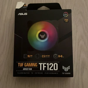 TUF Gaming TF120 ARGB Fan - ASUS TUF Gaming TF120 ARGB fläkt med 76 CFM luftflöde, 2.5 mm H2O statiskt tryck och avancerad fluid dynamic bearing. Utrustad med dubbel LED-array för levande RGB-effekter och låg ljudnivå. Förpackningen har mindre skador men produkten är ny.