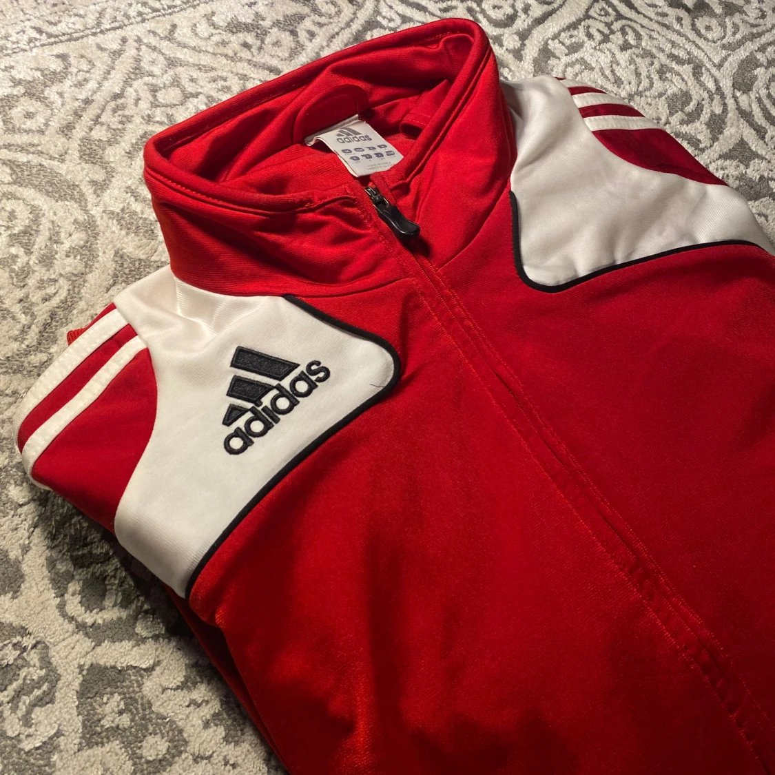 Röd Adidas sweatshirt med vita detaljer - 4