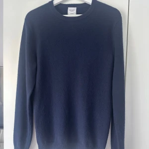 kashmirtröja från John Henric - Säljer en stilren mörkblå kashmirtröja från John Henric. Otroligt bra skick och omhändertagen | storlek S | skick 8/10 | modellen på bilden är 183 cm och väger 72 och tröjan är rätt tight så passar någon mindre. Nypris 2199 | mitt pris 1199 | Hör av er vid fler funderingar och bilder 