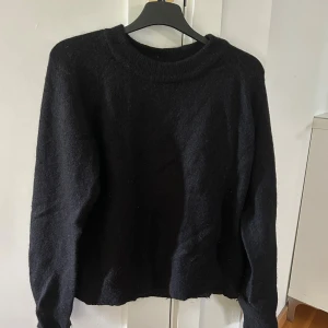 Svart stickad tröja Zara - Perfekt stickad tröja från Zara. Storlek M men skulle säga den passar XS/S också! Något noporig nertill (se bild 3)🖤