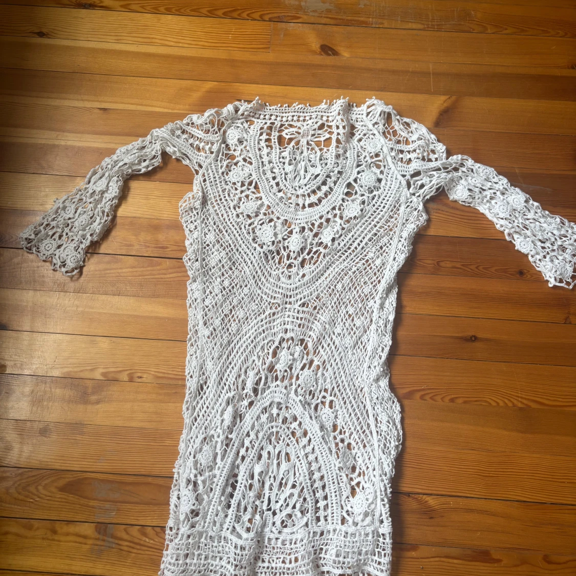 Vit virkad kortklänning med spets