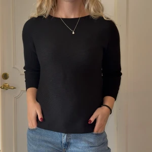 Svart tröja HM  - Svart ribbstickad tröja ifrån H&M. Storlek XS, normal i storleken. Kortare ärm. Fint skick!! 