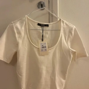 Vit croppad topp från Bik Bok - Säljer denna magtröja från Bikbok i storlek S🌸 Aldrig använd, prislapp kvar! Pris kan diskuteras 