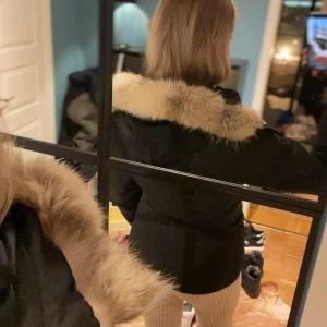 Canda goose jacka  - Säljer Canada goose jacka Montebello. Pris kan diskuteras. Är villig att byta mot en större storlek 🥰