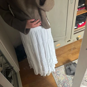 Vit långkjol från Stradivarius - Säljer en vit långkjol från Stradivarius. Är i storlek L men snarare M.