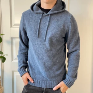 Dressman tröja blå M - Dressman tröja blå M, inga defekter. Modellen är 180,75 kg. Kom med frågor 😊, väldigt skön 