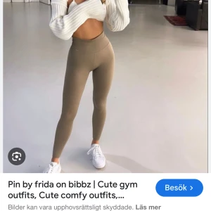 Beige ribbade leggings med hög midja märke aimn  - Snygga beige leggings med ribbad struktur och hög midja. De är tighta och stretchiga, perfekta för gymmet eller chill hemma. Materialet är mjukt och följsamt, vilket gör dem riktigt bekväma att bära hela dagen. Skriv för fler bilder😊