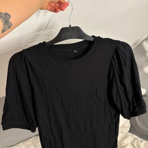 Svart puffärmad topp - Fin topp med puffiga ärmar. Aldrig använd och i väldigt fint skick💕