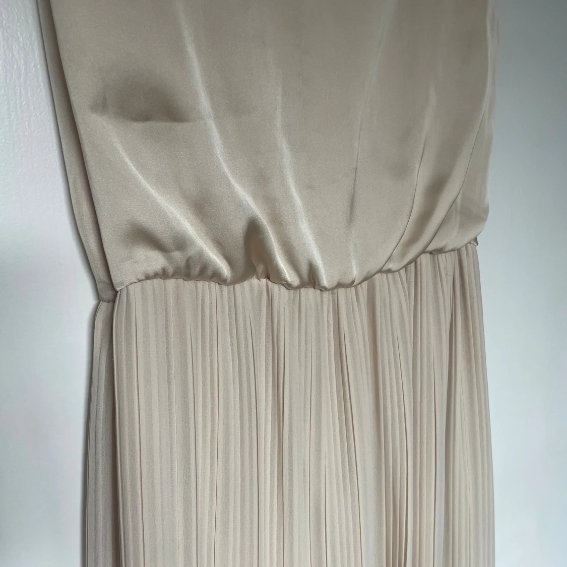 Champagnefärgad långklänning från Bik Bok