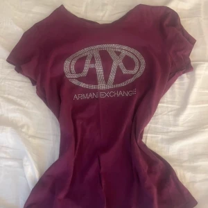 V t-shirt Armani Exchange - Snygg  t-shirt från Armani Exchange och har tajt passform