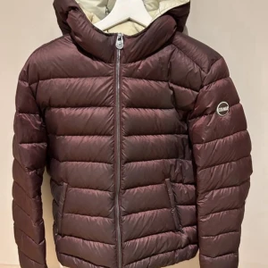 Vinröd dunjacka från Colmar - Vinröd colmar som är as snygg men jag har köpt en ny vinterjacka så denna kommer ej till användning längre !! Strl s/m minns ej vad som står i den men passar super på mig som är en s/m! skriv för mer info elr bilder