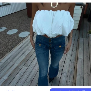 Puffig top - Vit puffig top. Passar allt från XS till M. Älskar att klä upp den med jeans och klackar. 