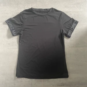 Svart t-shirt från Maya Delorez - Svart t-shirt från Maya Delorez i storlek S 