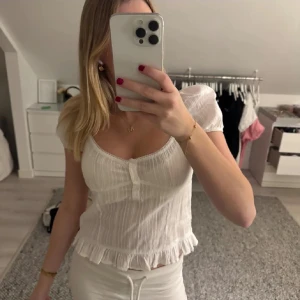Söt vit blus  - Supergullig vit blus/topp från Nelly. Säljs inte längre på hemsidan vad jag vet. Aldrig använt endast testad. Storlek M men lite liten i storlek. (Lånade bilder) 